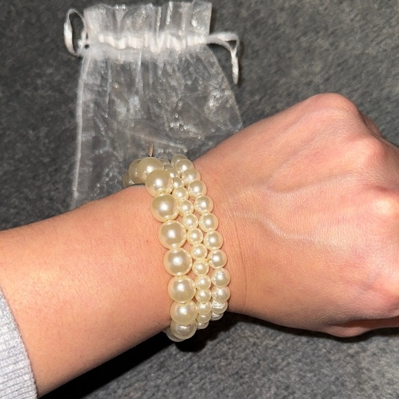 Elegant Pearl Jewelry Set - Picture 2 of 4